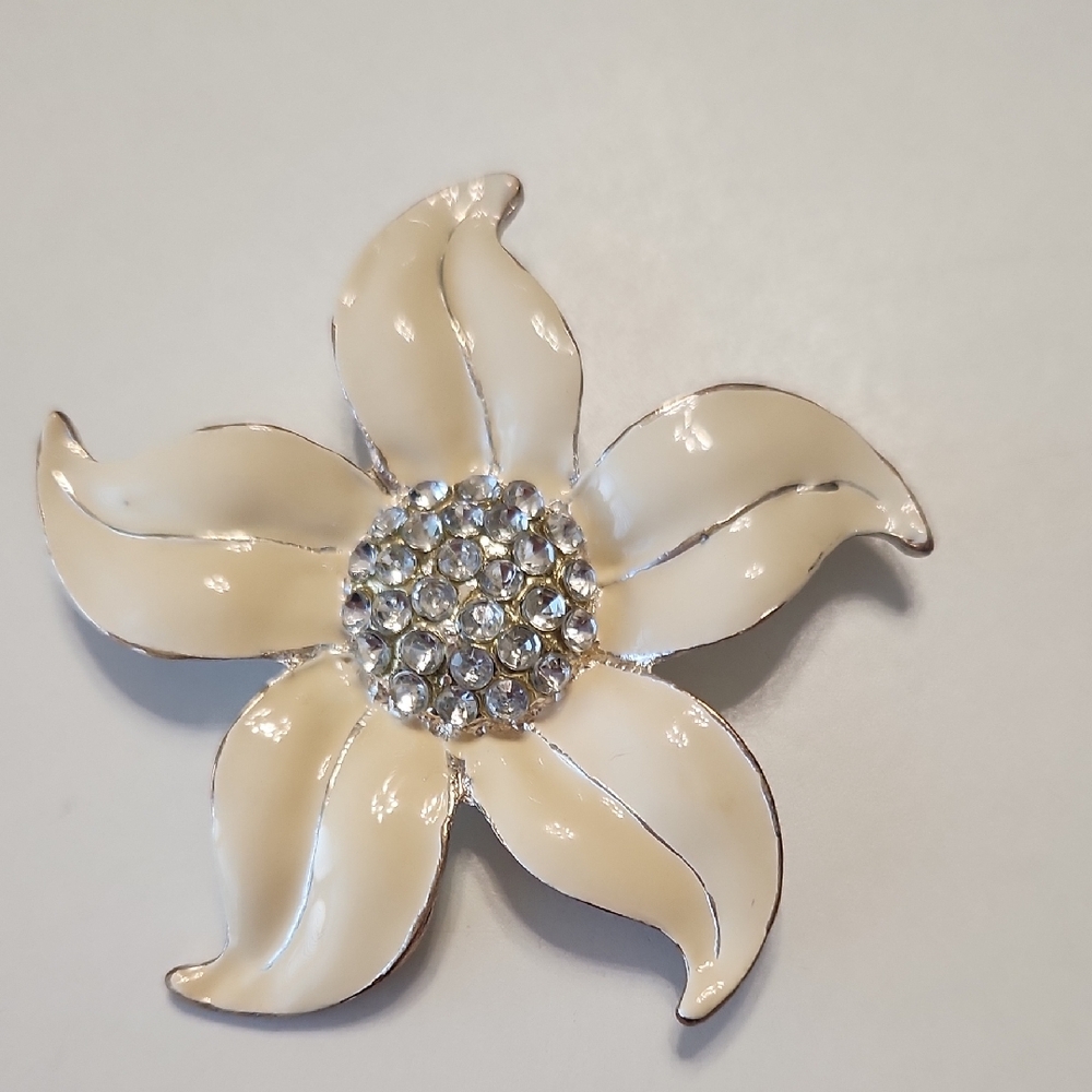 Vintage Cream and Silver Floral Brooch